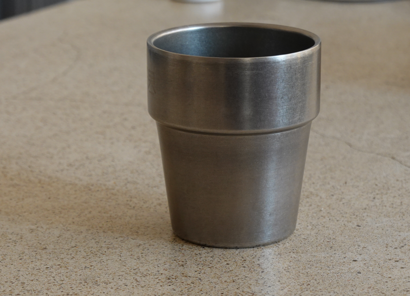 Matter Stufen-Isolierbecher · Retro Industrial · Doppelwandig - Ansicht 1